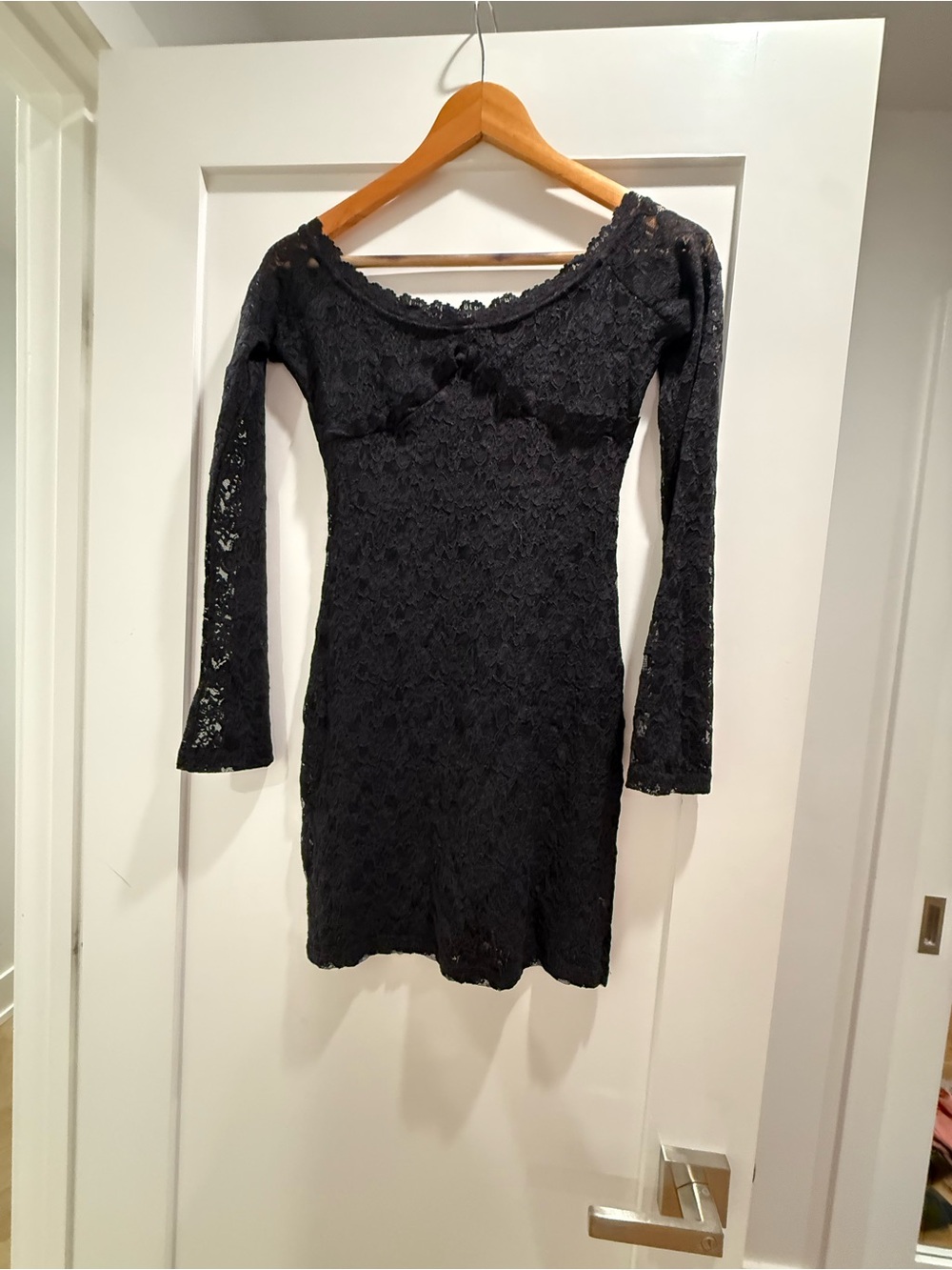 Black Lace Long-Sleeve Bodycon Dress